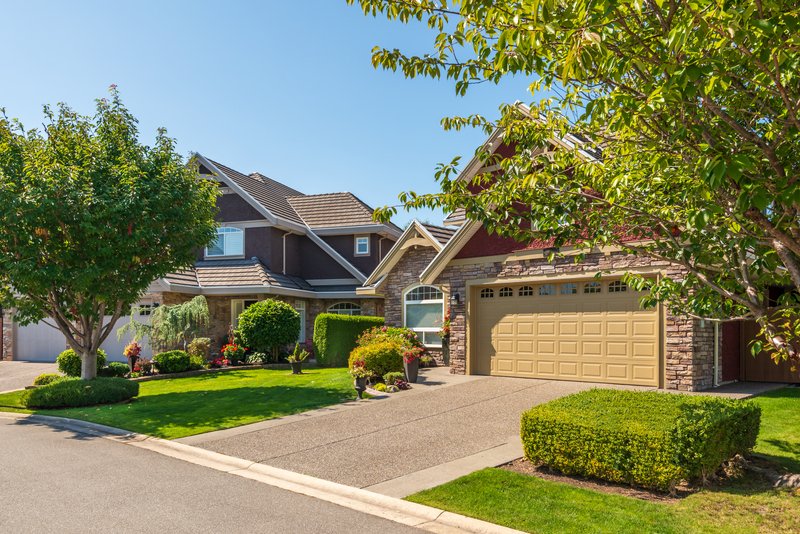 Frente de casa con cochera