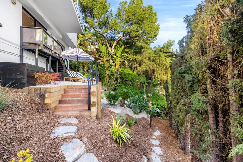 Escaleras que conectan la casa con el jardín
